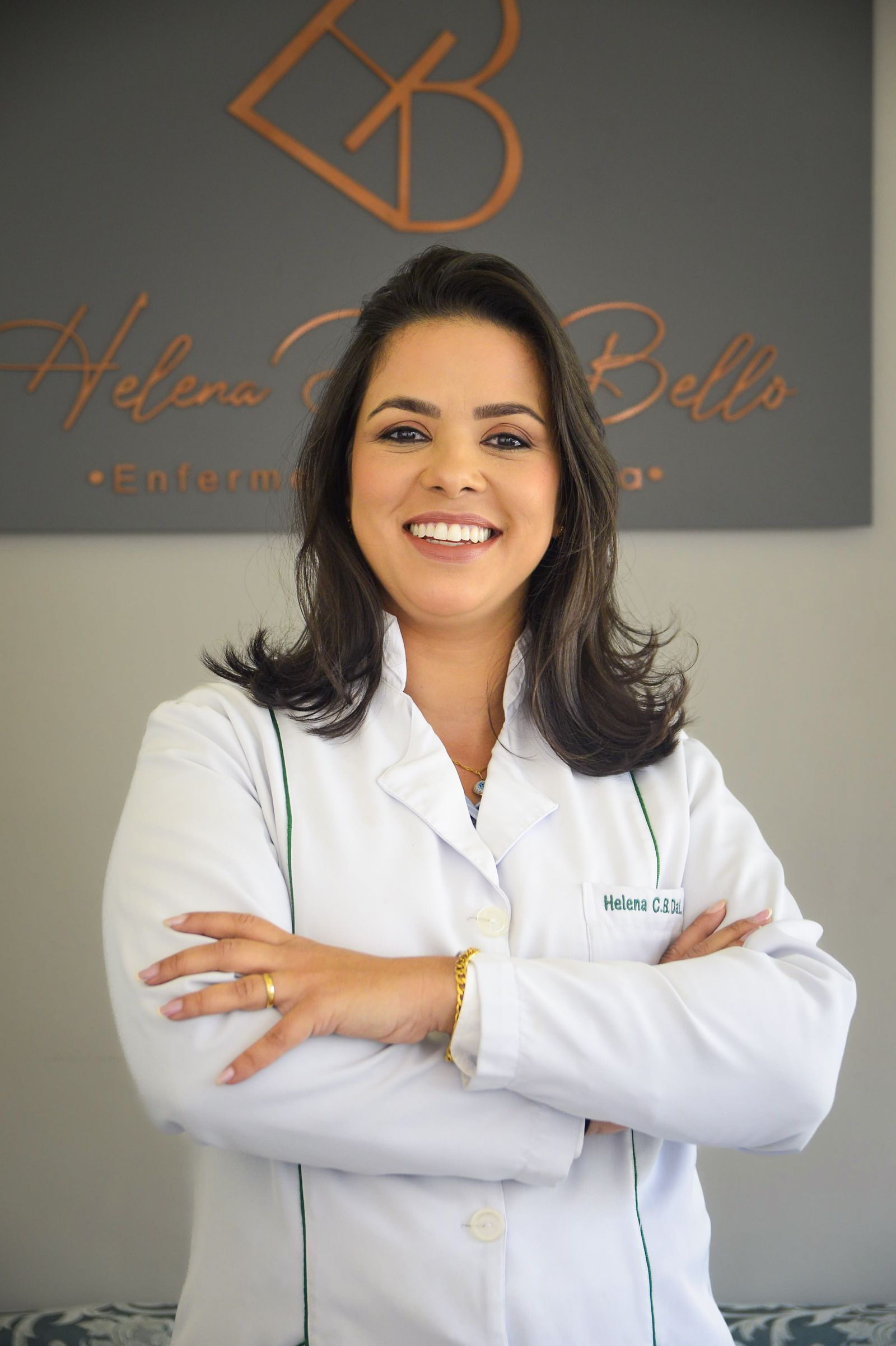 A friendly medical professional in a bright clinic
